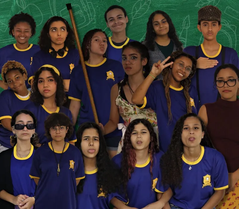 A peça conta a história de uma sala de aula antiga, mostrando as relações e conflitos dentro de um sistema escolar repressor e antidemocrático de maneira leve e satírica