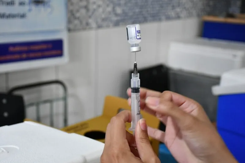 O imunizante contém cepas atualizadas e protege também contra as variantes do coronavírus, como a Ômicron
