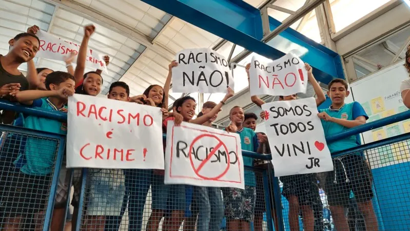 Com cartazes nas mãos, os alunos aproveitaram os últimos momentos antes de serem liberados para registrarem seu protesto contra a situação