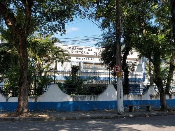 Os professores Álvaro Luiz Pereira Barros e Eduardo Silva Mistura são acusados de assediar alunas no Colégio Brigadeiro Newton Braga, na Ilha do Governador