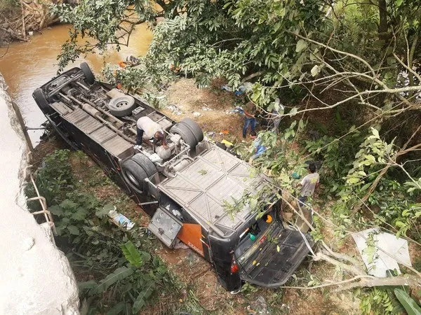Ônibus caiu de ponte na BR-116, em Leopoldina