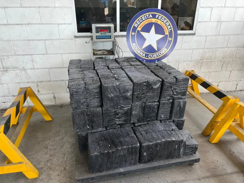 Cocaína estava escondida em carga de minério de ferro