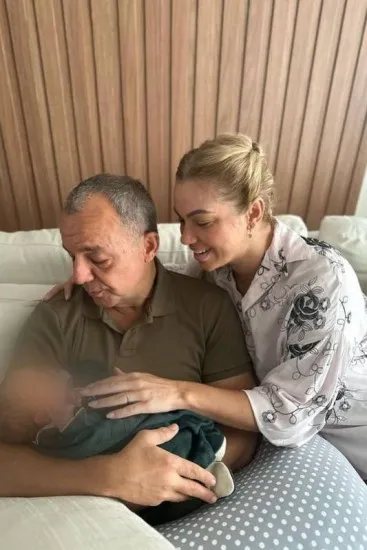 O bebê, que se chama Serginho, nasceu no dia 7 de fevereiro, quando o ex-governador ainda estava em prisão domiciliar