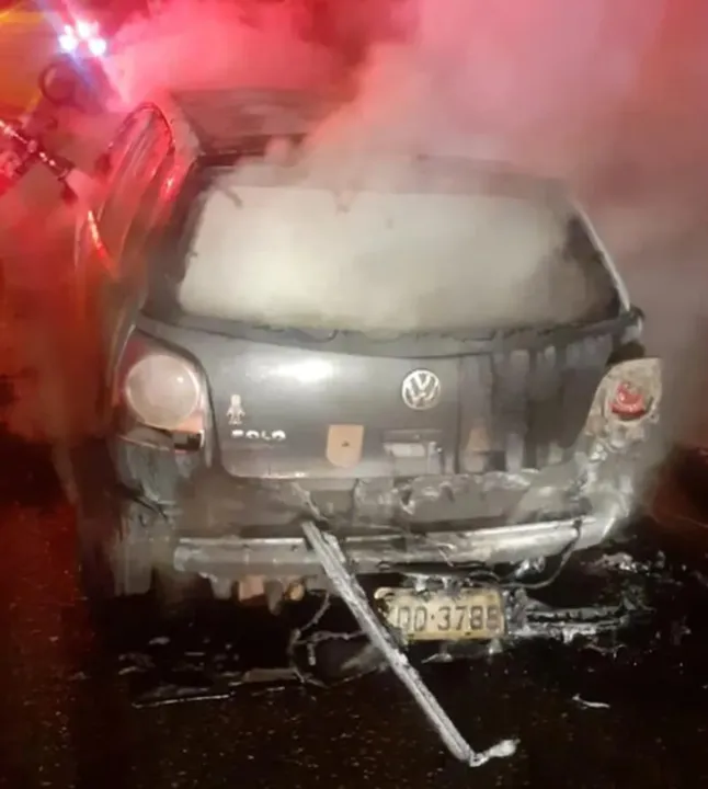 Veículo registrado no nome do policial foi encontrado incendiado na noite deste sábado (25/02)
