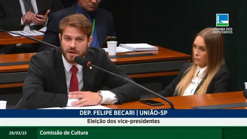 Carla Diaz ao lado do noivo, o deputado Felipe Becari