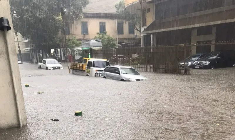 Segundo o Sistema Alerta Rio, núcleos de chuva permanecem atuando em diversos pontos da cidade do Rio de Janeiro
