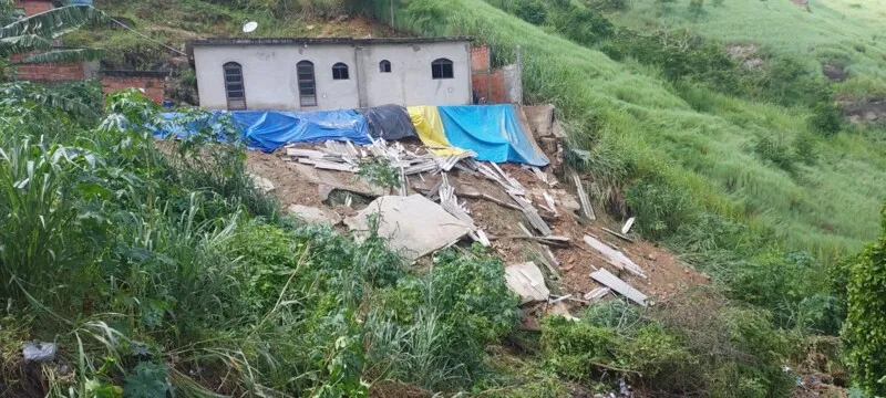Uma família ainda está desabrigada depois que a chuva destruiu parte do terreno do imóvel