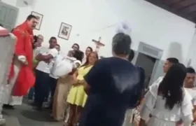 Padre grita com padrinho durante batismo de bebê em igreja católica
