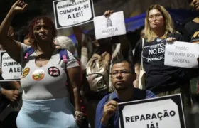 Grupo protesta em frente à casa de ex-atleta acusada de agredir entregadores