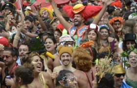 Cordão do Boitatá exalta democracia em retorno do carnaval de rua