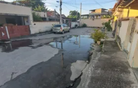 Vazamento e alagamentos dificultam a vida de moradores do Porto Novo