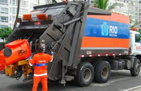 Foliões festejam o carnaval e deixam muito lixo no Rio