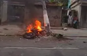 Acidente em Niterói: motociclista bate e derruba poste (vídeo)