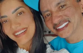 Amor à primeira canetada? cantor do hit ‘caneta azul’ assume relacionamento nas redes sociais