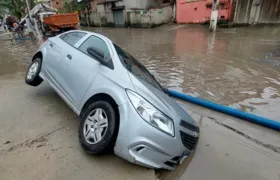 Após chuva, carro é engolido por buraco em rua alagada no Sapê, em Niterói