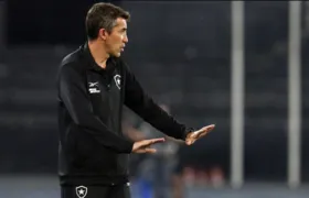 Bruno Lage conversa com dirigentes e segue no Botafogo