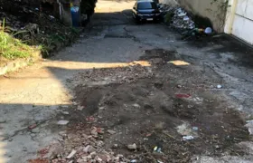 Buraco atrapalha a rotina de moradores da Parada 40, em São Gonçalo