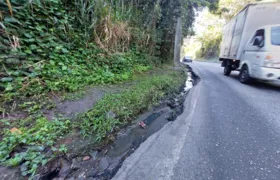 Buraco em rodovia em Maria Paula, SG, oferece risco a motoristas