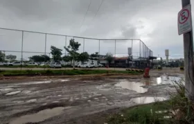 Buracos na via causam transtorno em frente a presídio em São Gonçalo