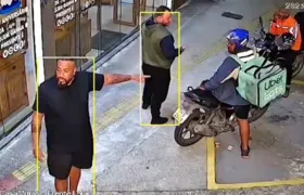 Câmera mostra entregador sendo ameaçado com arma em Niterói