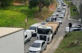 Caminhão em pane complica trânsito na BR-101