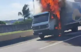 Caminhão pega fogo na Ponte Rio-Niterói e causa interdição de duas faixas
