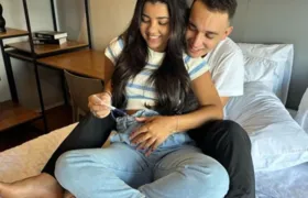 Cantor João Gomes e a namorada, Ary Mirelle, anunciam gravidez