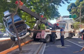 Carro cai no valão da Alameda São Boaventura, em Niterói