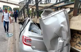 Carro fica preso em passarela e três pessoas saem feridas
