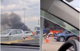 Carro pega fogo na Ponte Rio-Niterói e assusta motoristas