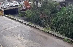 Casa desaba sobre canal e idosa é levada pela correnteza na Baixada Fluminense