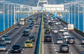 Colisão entre veículos complica trânsito na Ponte Rio-Niterói