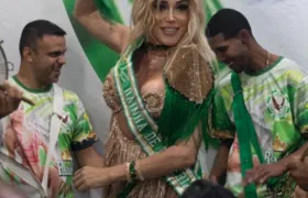 Com look de 7 mil reais, "Mulher Abacaxi" é coroada rainha de bateria