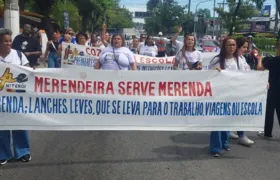 Cozinheiras escolares de Niterói fazem greve e protestam no Centro