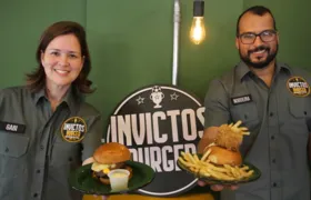 Craques do futebol 'viram' cardápio na Invictos Burguer, na Trindade