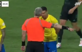 Cristiano Ronaldo discute com árbitro brasileiro durante partida