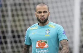 Daniel Alves cogita se declarar culpado para diminuir pena