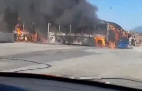 Dezenas de ônibus são incendiados no Rio em represália à morte de miliciano