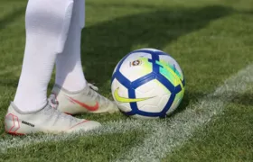 Dia do Futebol: apaixonados por esporte contam como mantém rotina próxima do gramado