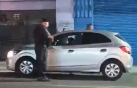 Duas pessoas da mesma família são baleadas dentro de carro durante abordagem da PM