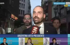 Eduardo Bolsonaro defende armas em entrevista e é cortado por TV