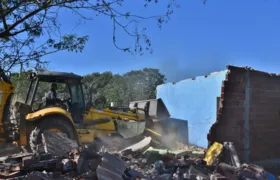 Gated demole últimos cinco imóveis irregulares em terreno de Itaipuaçu
