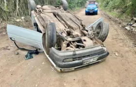 Homem capota com carro durante tentativa de fuga em São Pedro da Aldeia