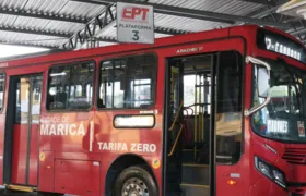 Homem é flagrado urinando dentro de ônibus ‘Vermelhinho' em Maricá