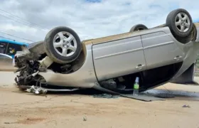 Carro capota na altura do Novo México e congestiona trânsito no sentido Alcântara