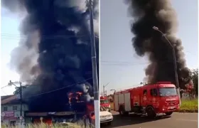 Incêndio atinge galpão e destrói lojas no Arsenal, SG; vídeo