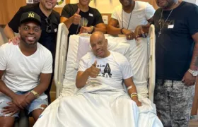 Integrantes do grupo Molejo visitam Anderson Leonardo no hospital