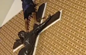 Jovem sobe em crucifixo para pichar igreja no Rio