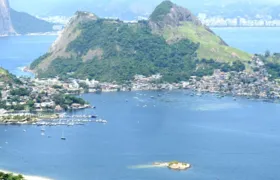 Lancha pega fogo em Jurujuba e assusta moradores