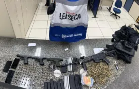 Milicianos são presos com armas e coletes em 'Lei Seca'